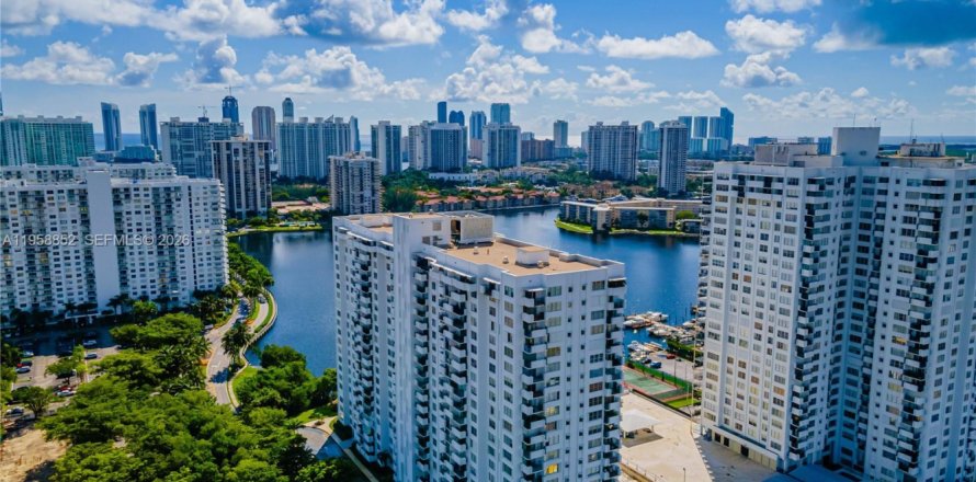 Кондоминиум с 2 спальнями в Авентура, Флорида № 2017573