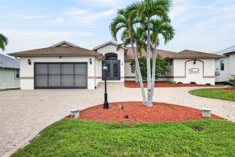 House in Port Charlotte, Florida 4 bedrooms, 242.66 sq.m. № 2197645