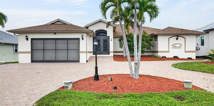 House in Port Charlotte, Florida 4 bedrooms, 242.66 sq.m. № 2197645