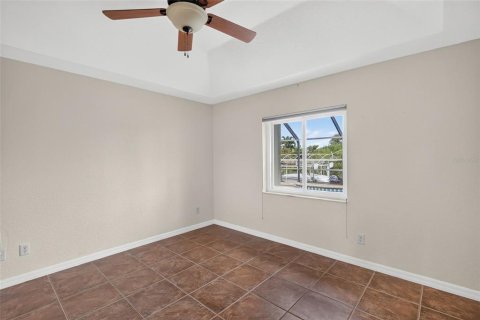 House in Port Charlotte, Florida 4 bedrooms, 242.66 sq.m. № 2197645 - photo 4