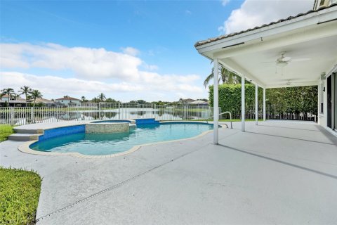 House in Boca Raton, Florida 5 bedrooms, 268.49 sq.m. № 2009866 - photo 4