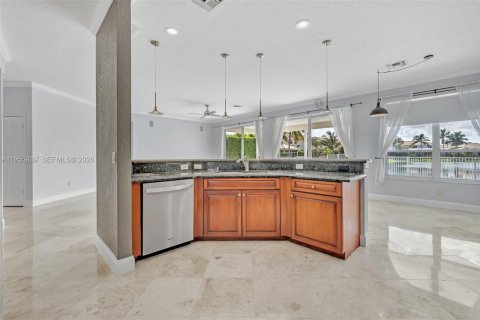 House in Boca Raton, Florida 5 bedrooms, 268.49 sq.m. № 2009866 - photo 11