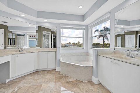 House in Boca Raton, Florida 5 bedrooms, 268.49 sq.m. № 2009866 - photo 26