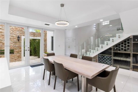 House in Coral Gables, Florida 4 bedrooms, 260.03 sq.m. № 2005979 - photo 8