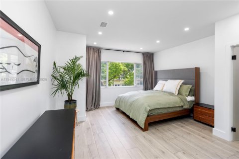 House in Coral Gables, Florida 4 bedrooms, 260.03 sq.m. № 2005979 - photo 17