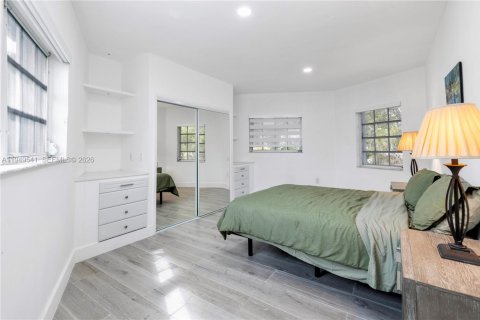 House in Coral Gables, Florida 4 bedrooms, 260.03 sq.m. № 2005979 - photo 22