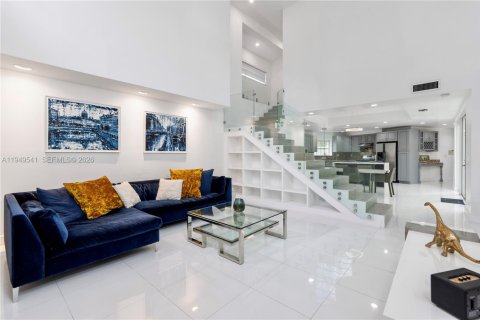 House in Coral Gables, Florida 4 bedrooms, 260.03 sq.m. № 2005979 - photo 3