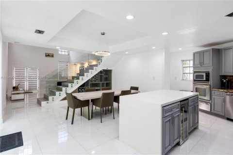 House in Coral Gables, Florida 4 bedrooms, 260.03 sq.m. № 2005979 - photo 10