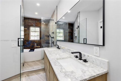 House in Coral Gables, Florida 4 bedrooms, 260.03 sq.m. № 2005979 - photo 18