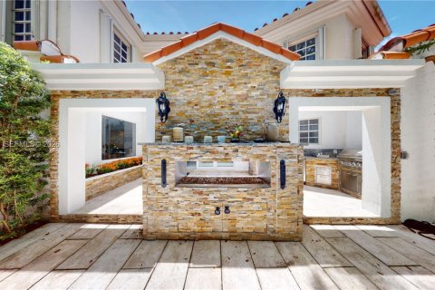 House in Coral Gables, Florida 4 bedrooms, 260.03 sq.m. № 2005979 - photo 29