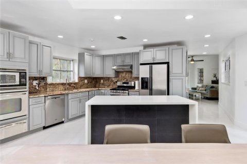 House in Coral Gables, Florida 4 bedrooms, 260.03 sq.m. № 2005979 - photo 6