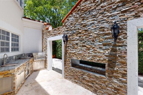 House in Coral Gables, Florida 4 bedrooms, 260.03 sq.m. № 2005979 - photo 30