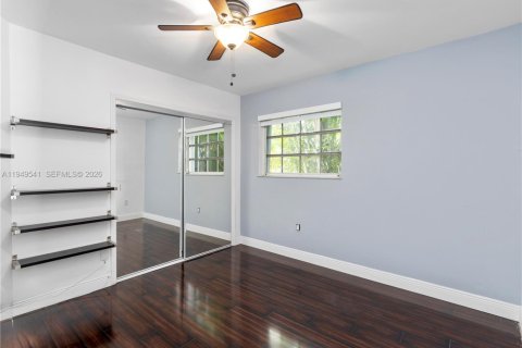 House in Coral Gables, Florida 4 bedrooms, 260.03 sq.m. № 2005979 - photo 14