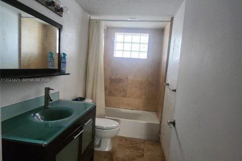 Appartement à louer à Bay Harbor Islands, Floride: 1 chambre, 69.68 m2 № 2168423 - photo 2