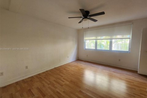 Appartement à louer à Bay Harbor Islands, Floride: 1 chambre, 69.68 m2 № 2168423 - photo 3
