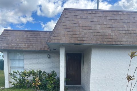 Снять в аренду виллу или дом в Норт-Лодердейл, Флорида 2 спальни, 95.88м2, № 1992565 - фото 3