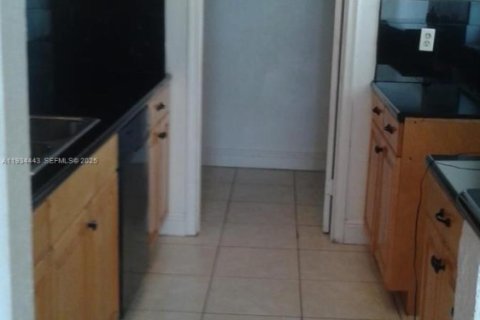 Снять в аренду виллу или дом в Норт-Лодердейл, Флорида 2 спальни, 95.88м2, № 1992565 - фото 2