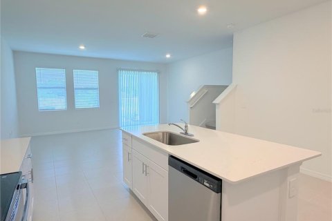 Townhouse in Zephyrhills, Florida 3 bedrooms, 163.51 sq.m. № 2221529 - photo 8