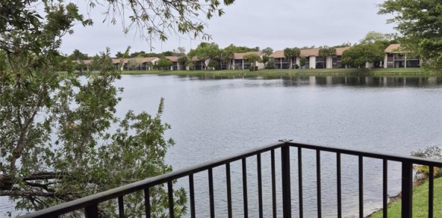 Adosado en Sunrise, Florida 2 dormitorios, 90.12 m2 № 1892260