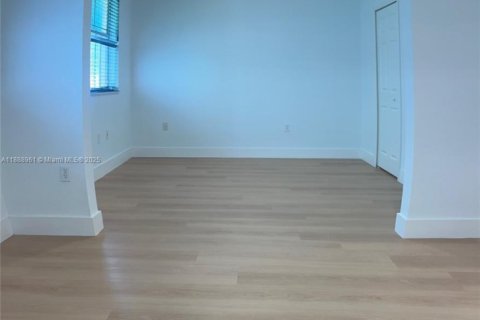 Touwnhouse à louer à Miami, Floride: 3 chambres, 166.57 m2 № 1939033 - photo 17