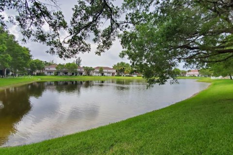 Townhouse in Miramar, Florida 2 bedrooms, 98.1 sq.m. № 1968378 - photo 27