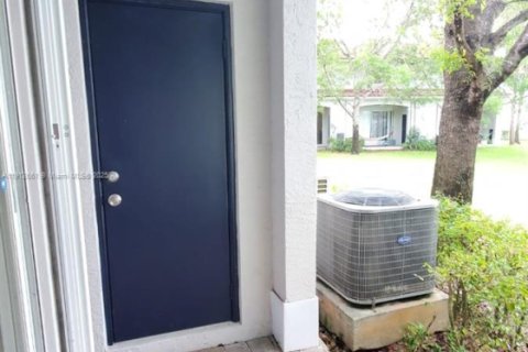 Townhouse in Miramar, Florida 2 bedrooms, 98.1 sq.m. № 1968378 - photo 25