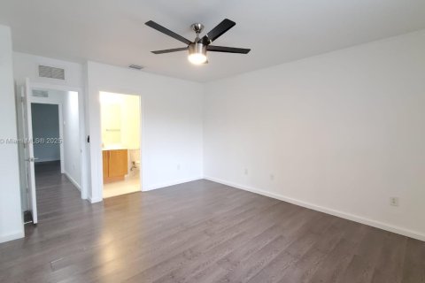 Townhouse in Miramar, Florida 2 bedrooms, 98.1 sq.m. № 1968378 - photo 13