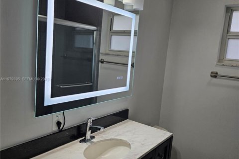 House in Miami, Florida 4 bedrooms, 210.89 sq.m. № 2046212 - photo 22