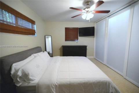 House in Miami, Florida 4 bedrooms, 210.89 sq.m. № 2046212 - photo 6