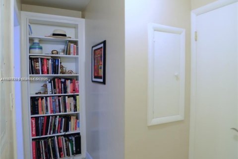 House in Miami, Florida 4 bedrooms, 210.89 sq.m. № 2046212 - photo 11