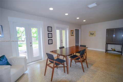 House in Miami, Florida 4 bedrooms, 210.89 sq.m. № 2046212 - photo 17