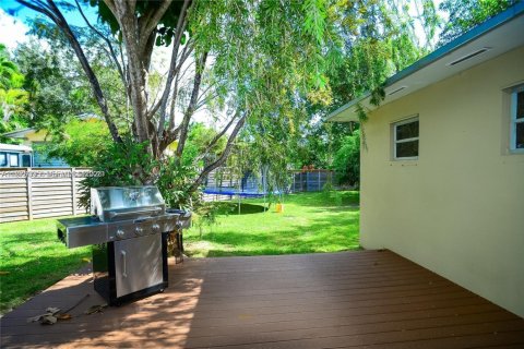 House in Miami, Florida 4 bedrooms, 210.89 sq.m. № 2046212 - photo 5