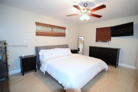 House in Miami, Florida 4 bedrooms, 210.89 sq.m. № 2046212 - photo 7