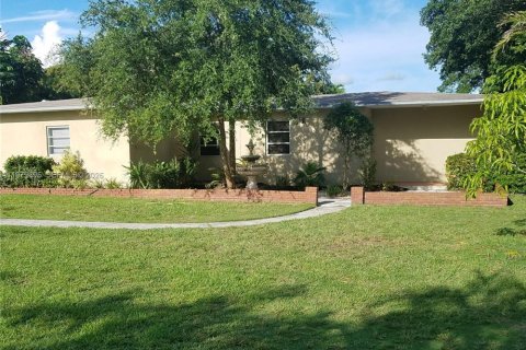 House in Miami, Florida 4 bedrooms, 210.89 sq.m. № 2046212