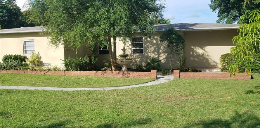 House in Miami, Florida 4 bedrooms, 210.89 sq.m. № 2046212