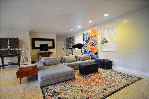 House in Miami, Florida 4 bedrooms, 210.89 sq.m. № 2046212 - photo 15