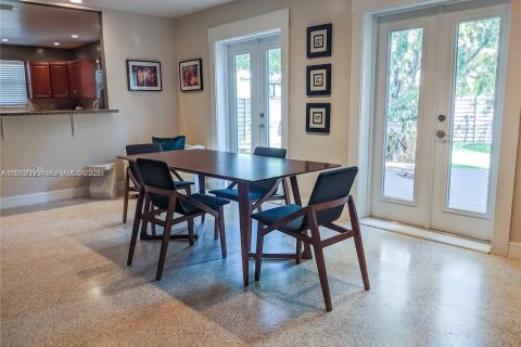 House in Miami, Florida 4 bedrooms, 210.89 sq.m. № 2046212 - photo 18