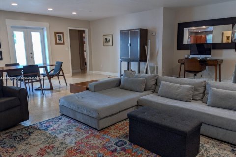 House in Miami, Florida 4 bedrooms, 210.89 sq.m. № 2046212 - photo 16