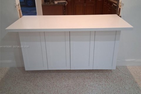 House in Miami, Florida 4 bedrooms, 210.89 sq.m. № 2046212 - photo 12