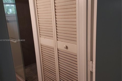 House in Miami, Florida 4 bedrooms, 210.89 sq.m. № 2046212 - photo 10