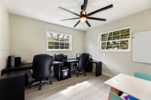 House in Davie, Florida 4 bedrooms, 165.37 sq.m. № 1700226 - photo 23