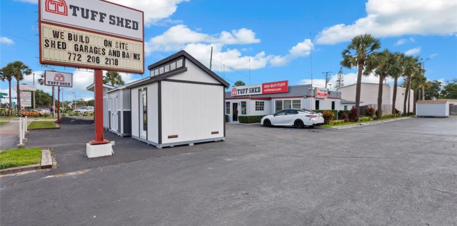 Commercial property in St. Lucie, Florida № 1895348