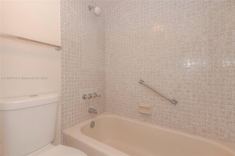 Condo in Pembroke Pines, Florida, 2 bedrooms  № 1942211 - photo 19