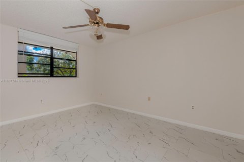 Condo in Pembroke Pines, Florida, 2 bedrooms  № 1942211 - photo 15
