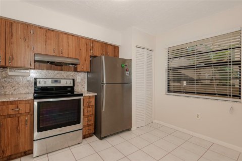 Condo in Pembroke Pines, Florida, 2 bedrooms  № 1942211 - photo 11