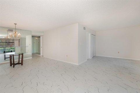 Condo in Pembroke Pines, Florida, 2 bedrooms  № 1942211 - photo 6