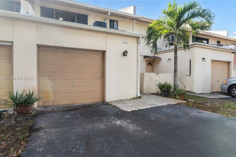 Adosado en venta en Davie, Florida, 2 dormitorios, 126.16 m2 № 1992959 - foto 1