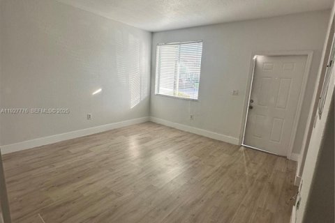 Снять в аренду таунхаус в Хомстед, Флорида 3 спальни, 120.96м2, № 1988026 - фото 18