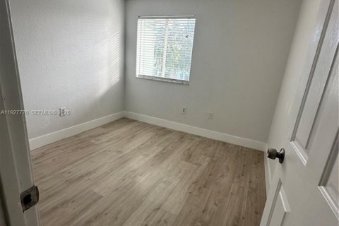 Снять в аренду таунхаус в Хомстед, Флорида 3 спальни, 120.96м2, № 1988026 - фото 23