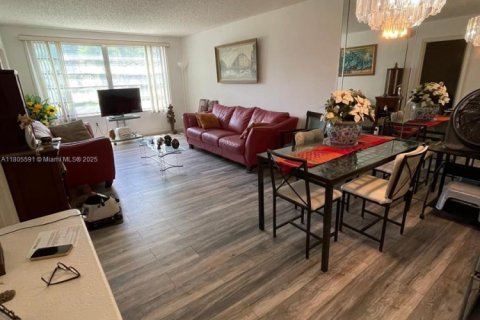 Condo in Plantation, Florida, 2 bedrooms  № 1864624 - photo 1
